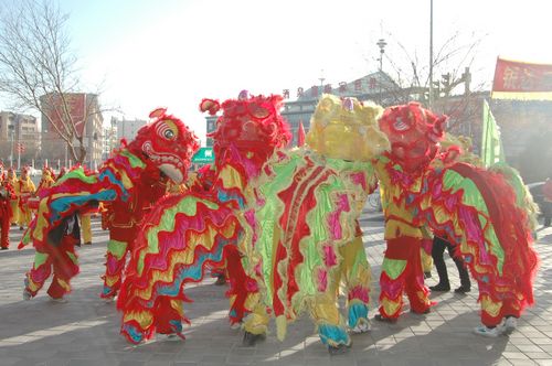 酒泉市2011年元宵節(jié)社火匯演期間，部分社火隊來公司拜年