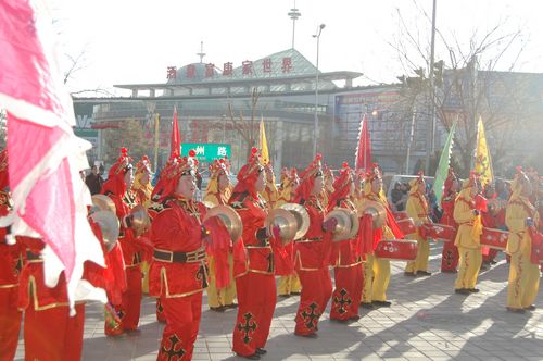 酒泉市2011年元宵節(jié)社火匯演期間，部分社火隊來公司拜年