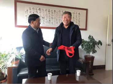 敦煌種業(yè)領(lǐng)導(dǎo)看望慰問(wèn)公司老干部、老黨員及困難黨員職工