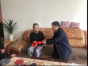 敦煌種業(yè)領(lǐng)導(dǎo)看望慰問(wèn)公司老干部、老黨員及困難黨員職工