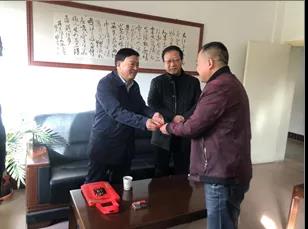 敦煌種業(yè)領(lǐng)導(dǎo)看望慰問(wèn)公司老干部、老黨員及困難黨員職工